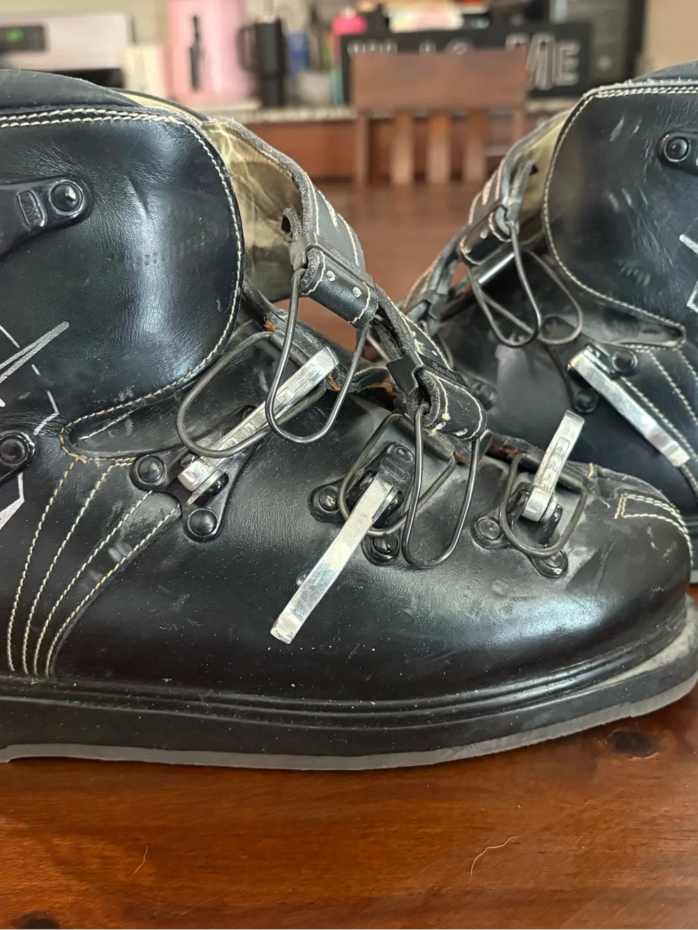 VINTAGE Henke Swiss leather ski boots from the 1960s